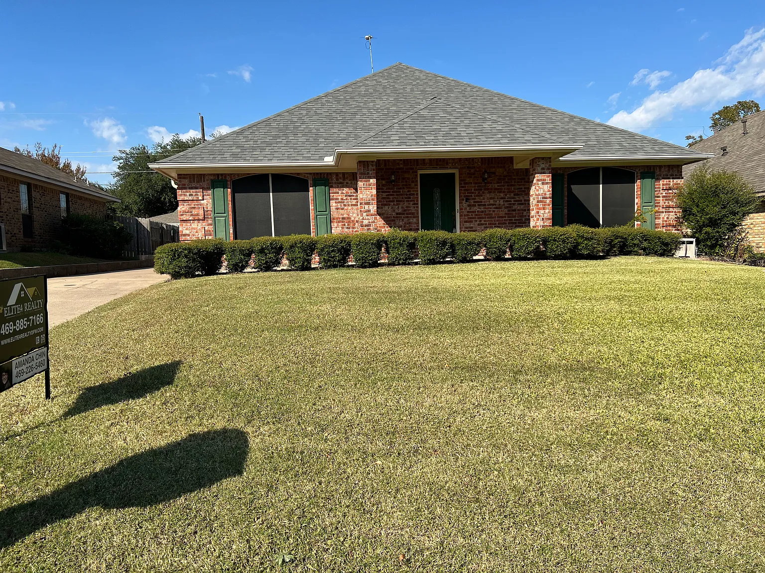 1825 Glenway Dr — Photo 1