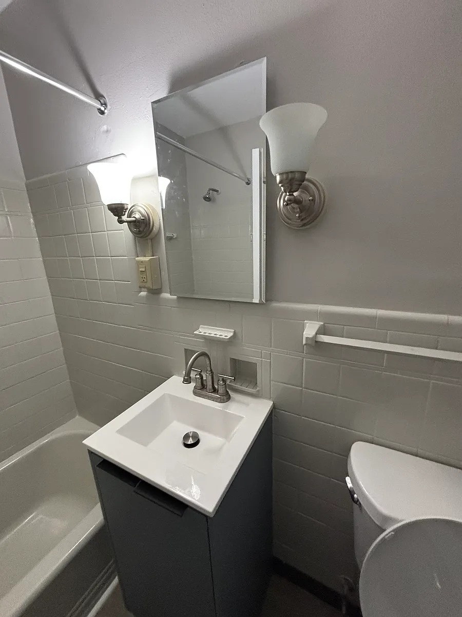Building Photo - 2076 Elm Ave #11