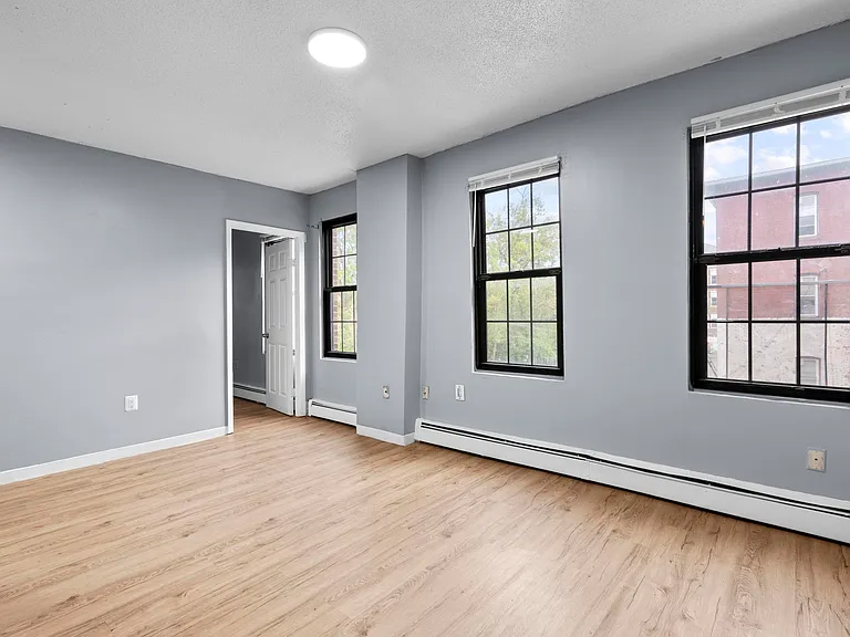 26-28 Lawrence St — Photo 37