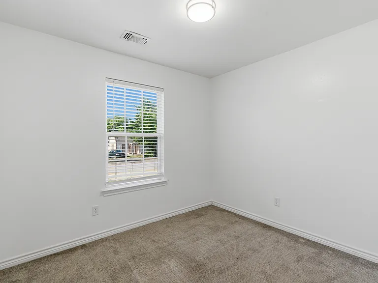 521 E Sears St — Photo 15