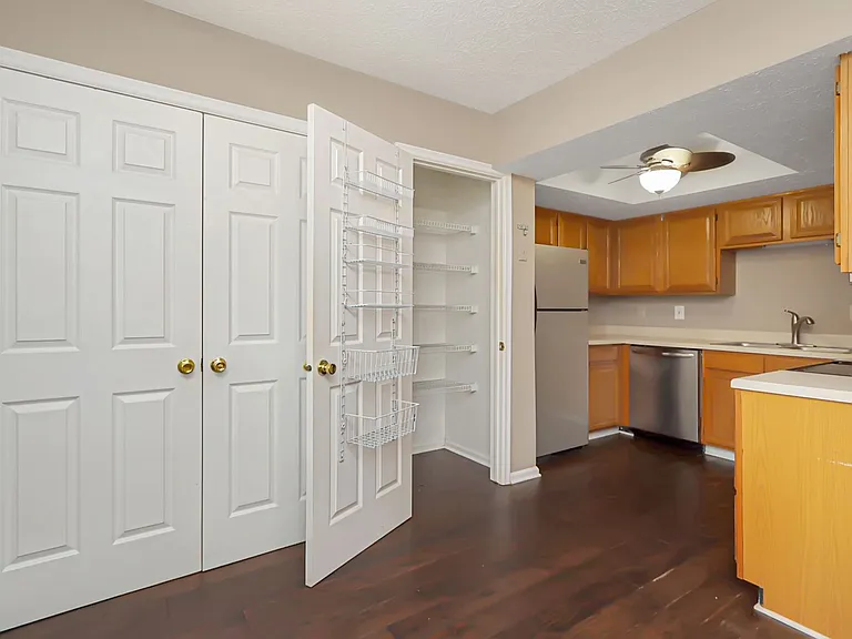 127 Sterling Ct — Photo 6