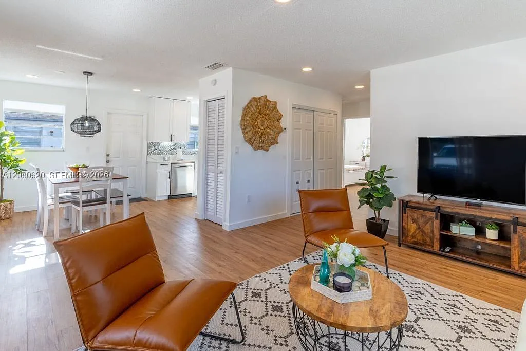 2 bed, 1.0 bath, 2908 sqft, $2,250 — Photo 1