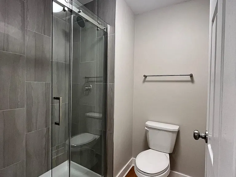 Farmingdale Apartments — Photo 16