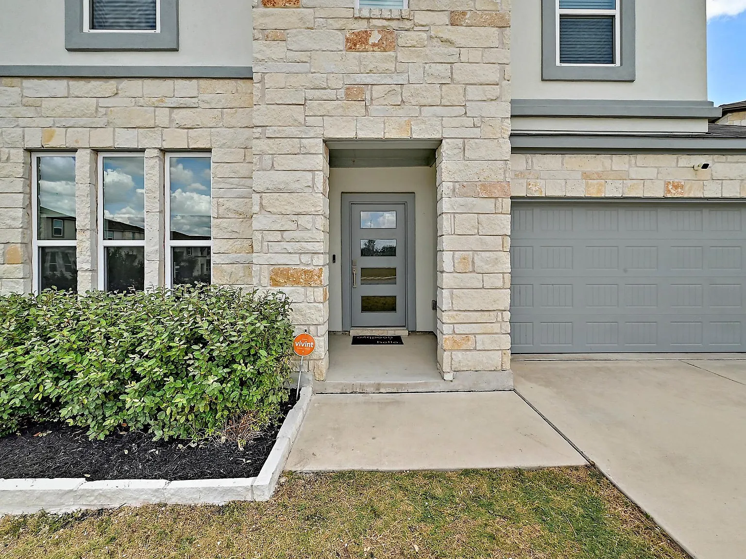 5 bed, 3.0 bath, 2920 sqft, $2,700 — Photo 3