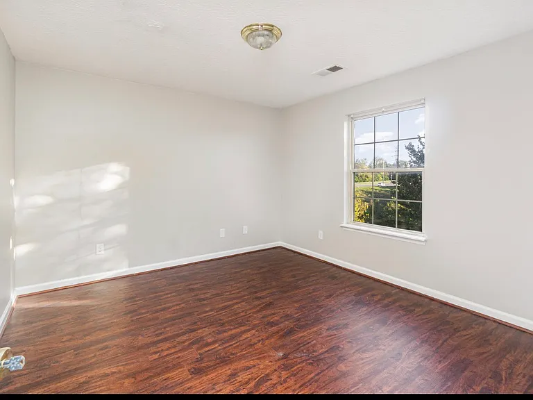306 Alex Ln — Photo 9