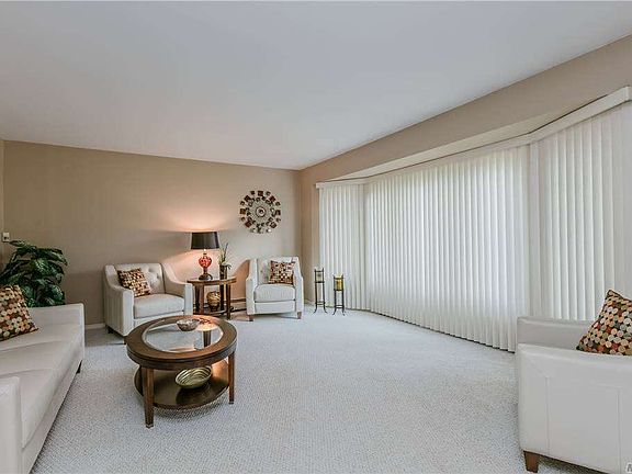 3rd image of 39 Hyde Ln