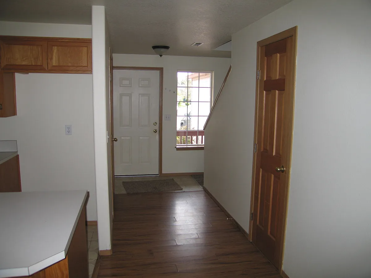 entry - 2533 NE Amber Ave