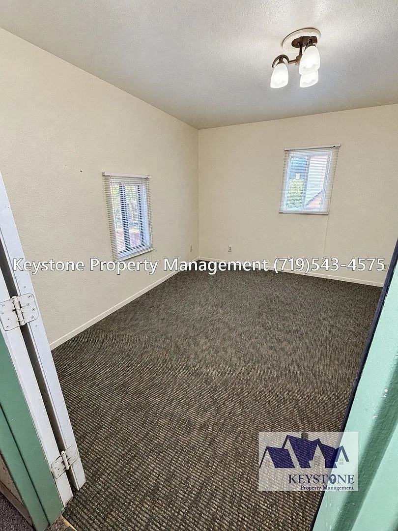 420 W 10th St — Photo 2