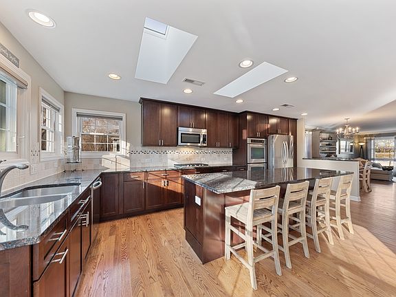5th image of 625 Cortland Dr