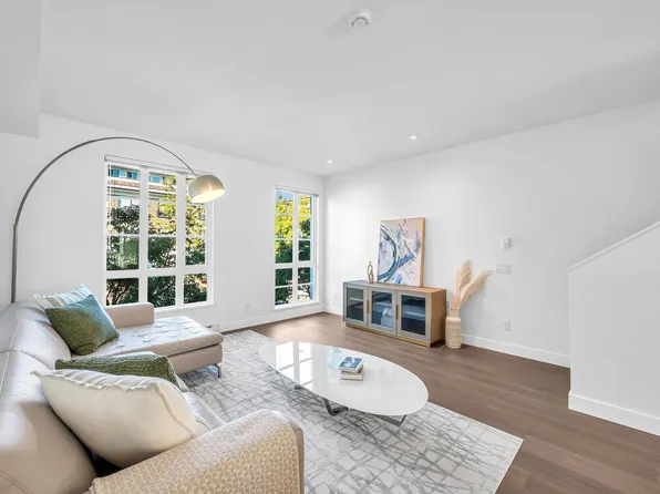 548 Foster Ave #102, Coquitlam, BC V3J 0E2
