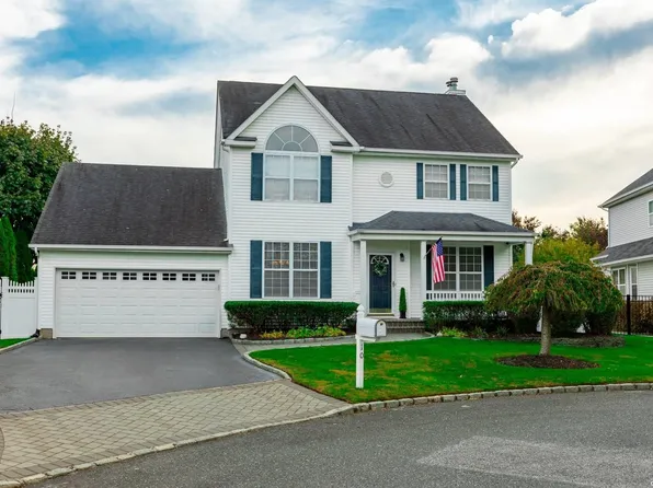 10 Tulip Court, Holtsville, NY 11742