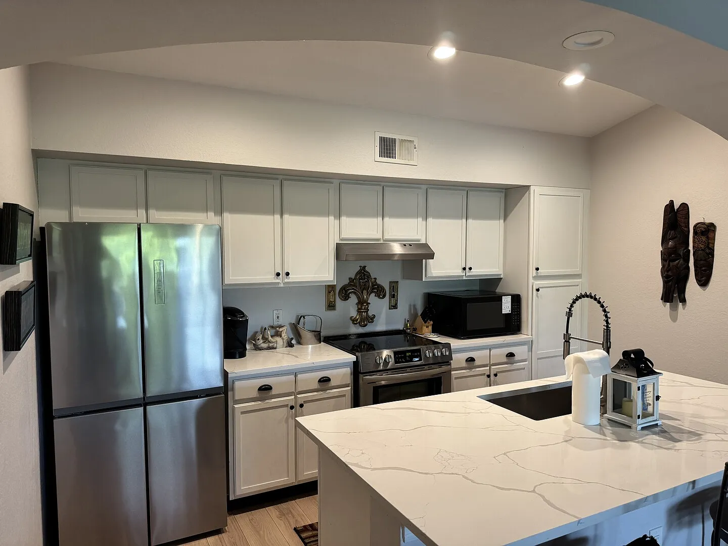 3rd Floor Furnished Condo — Photo 3