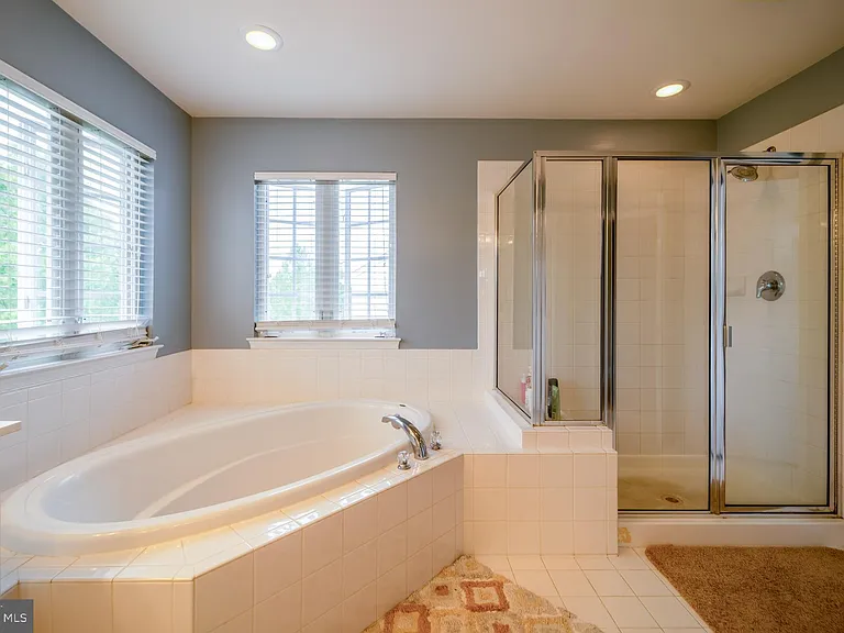 18081 Camdenhurst Dr — Photo 38