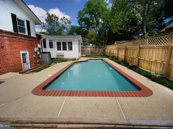 8905 Camfield Dr, Alexandria, VA 22308