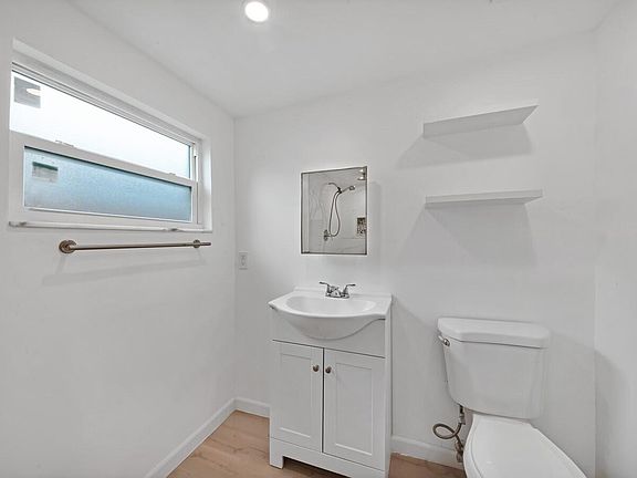 5th image of 526 W Perry St #B