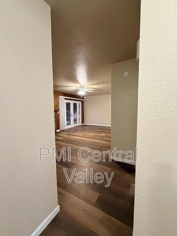3 bed, 2.0 bath, 1136 sqft, $2,000 — Photo 4