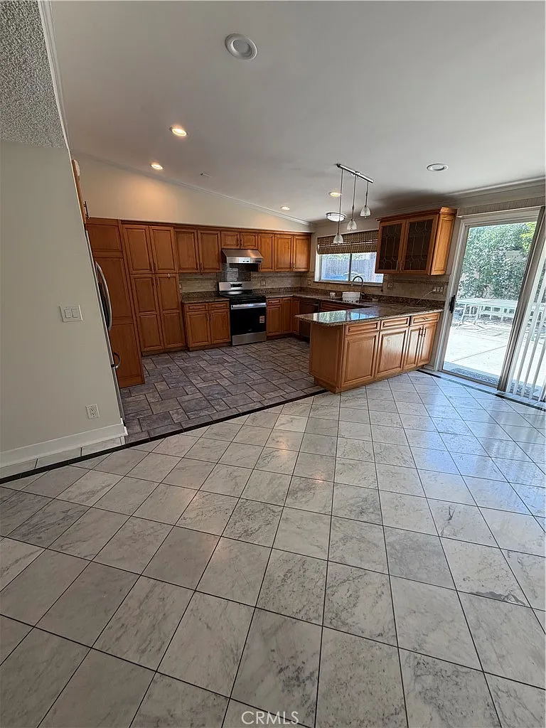 4 bed, 1595 sqft, $4,395 — Photo 4