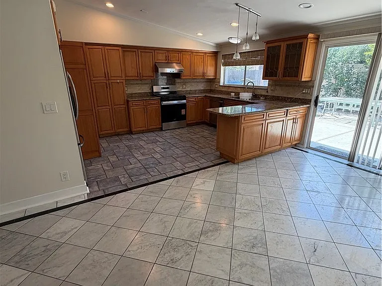 22346 Hartland St — Photo 4