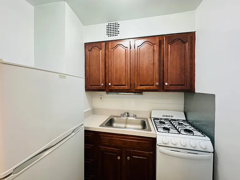 333 E 54th St #4G — Photo 6