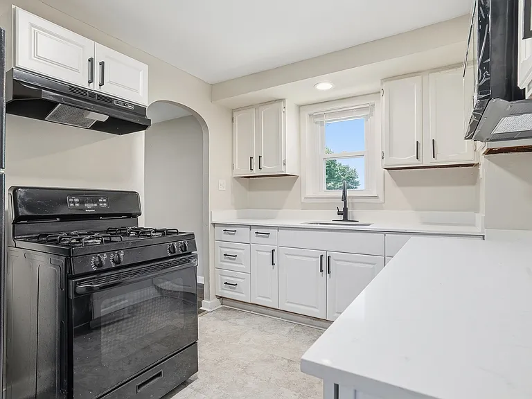 624 Elm Dr — Photo 3