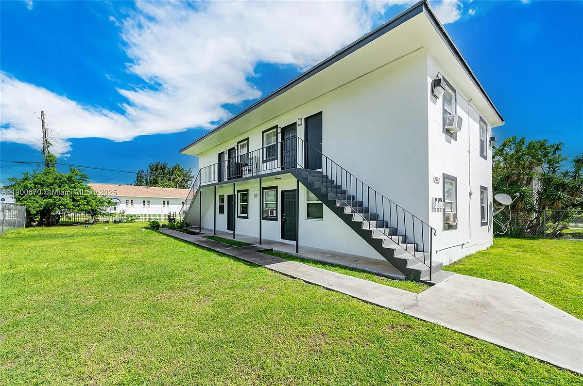 Building Photo - 10015 SW 170th Ter #2