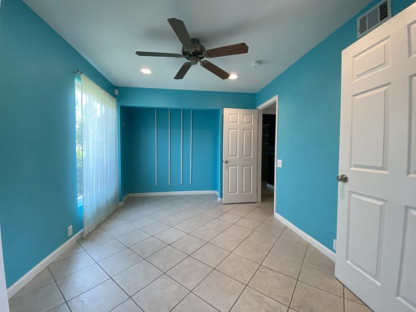 Stunning and Spacious 4 Bedroom in Mira Mesa! — Photo 3