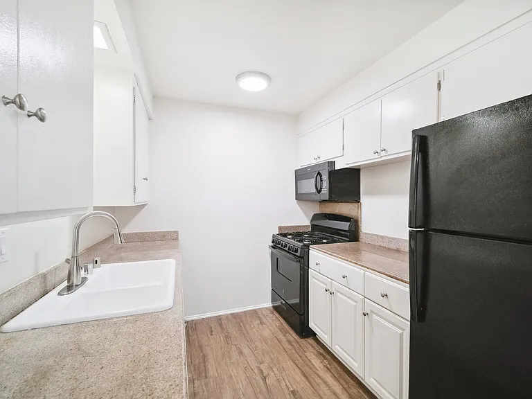 Sand and Sea Apartments — Photo 10