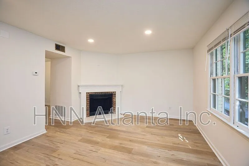 2 bed, 2.5 bath, 1100 sqft, $1,395 — Photo 2
