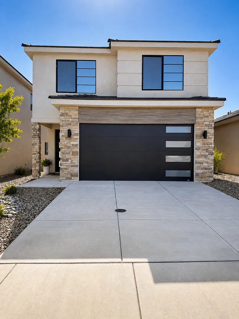 Monthly Rental W/ Private Gym! — Photo 1