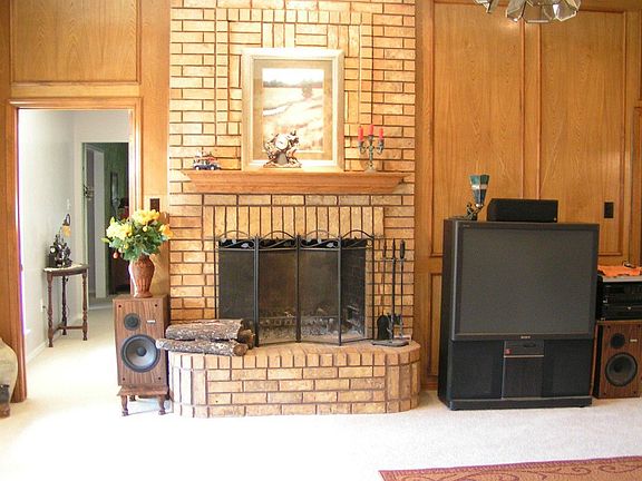 Family Room w/Fireplace