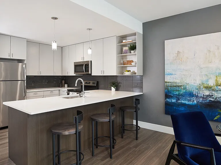 601 Bond — Photo 11