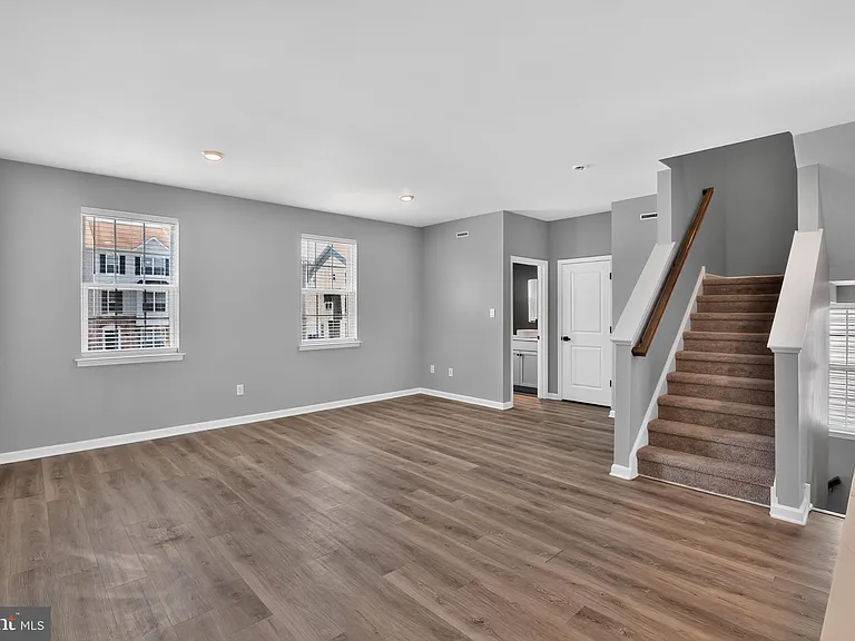 491 N Palace Dr — Photo 18