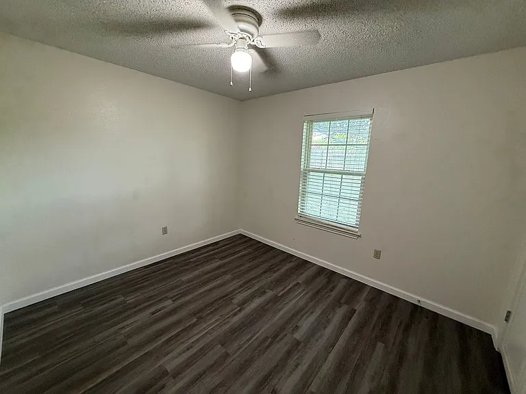 2401 Ridglea Ct — Photo 10