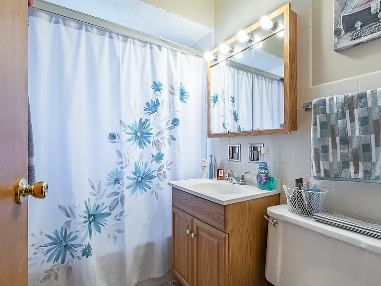 8209 W Wilson Ave — Photo 4