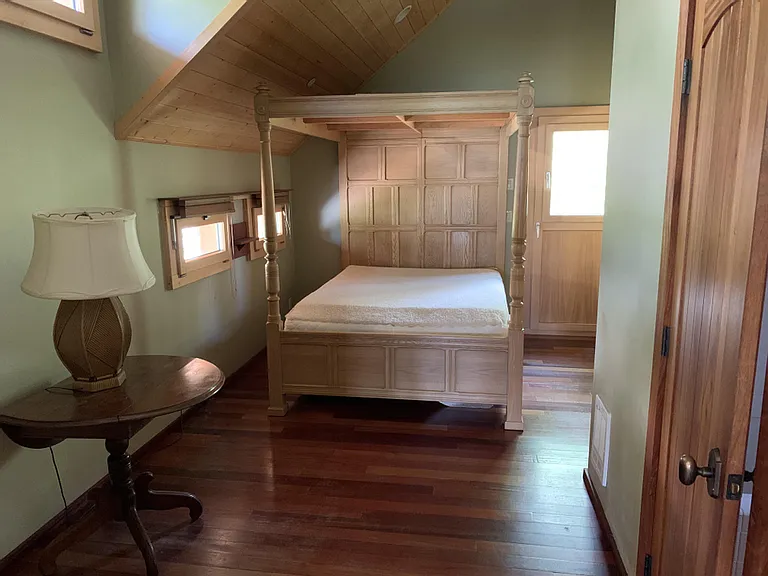 UPSTAIRS BEDROOM 3/BATHROOM/DECK