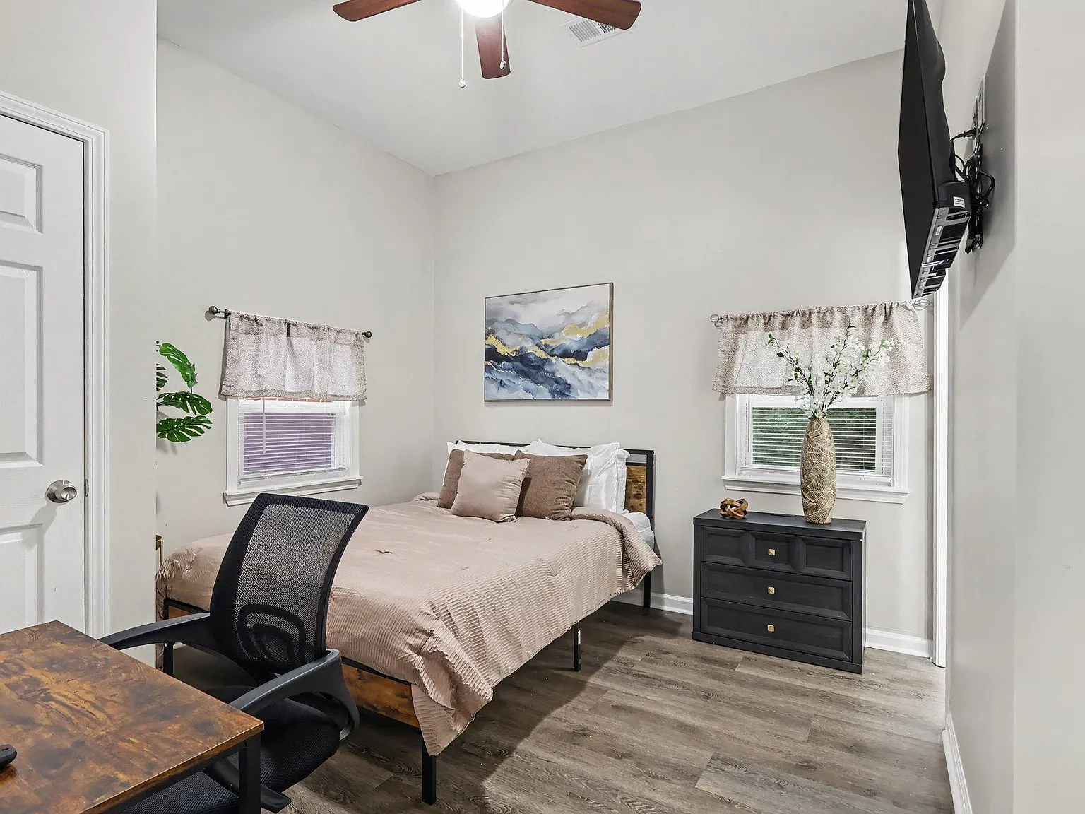 4 bed, 5.0 bath, 1600 sqft, $1,161 — Photo 4