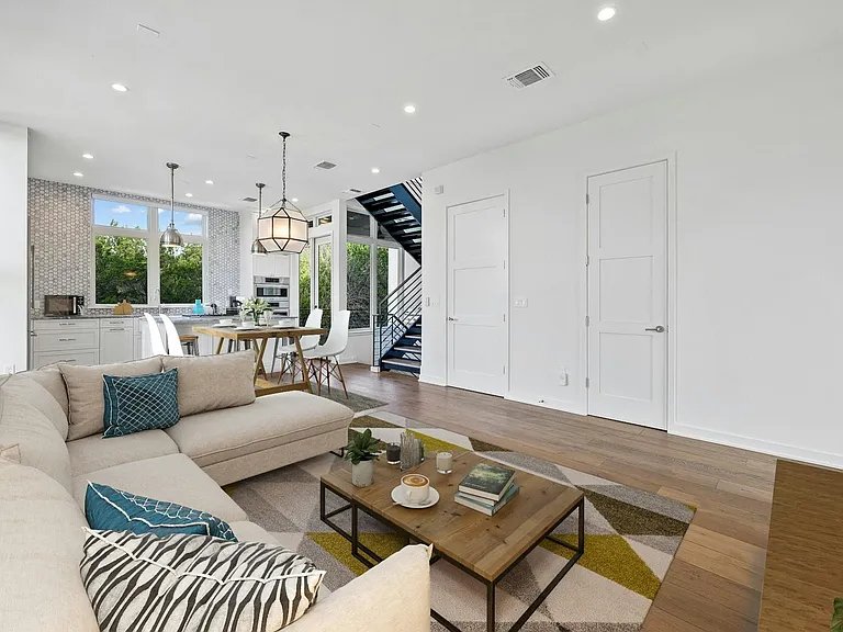 2518 Sutherland St — Photo 3
