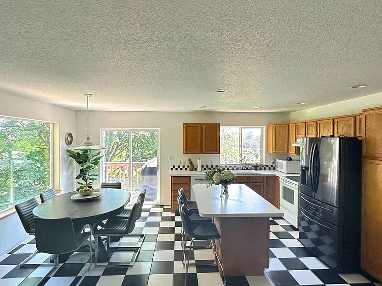 1034 NW Ivy Dr #A — Photo 3