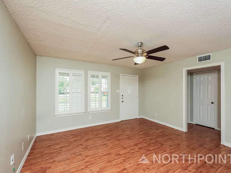 609 E Buffalo St — Photo 4