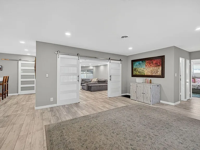 1570 NE 30th Pl — Photo 44