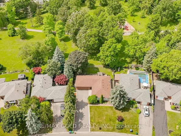 29 Devonshire Dr, Brampton, ON L6T 3G5