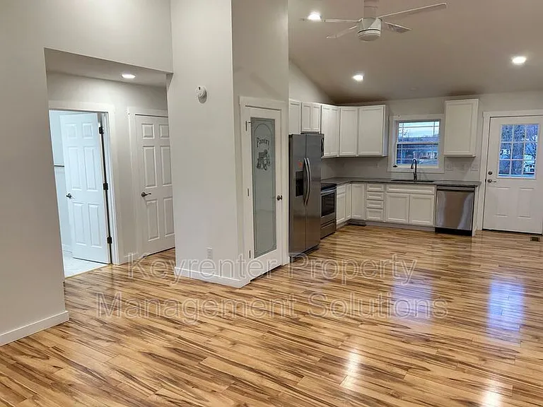 317 Sterling St #B — Photo 7