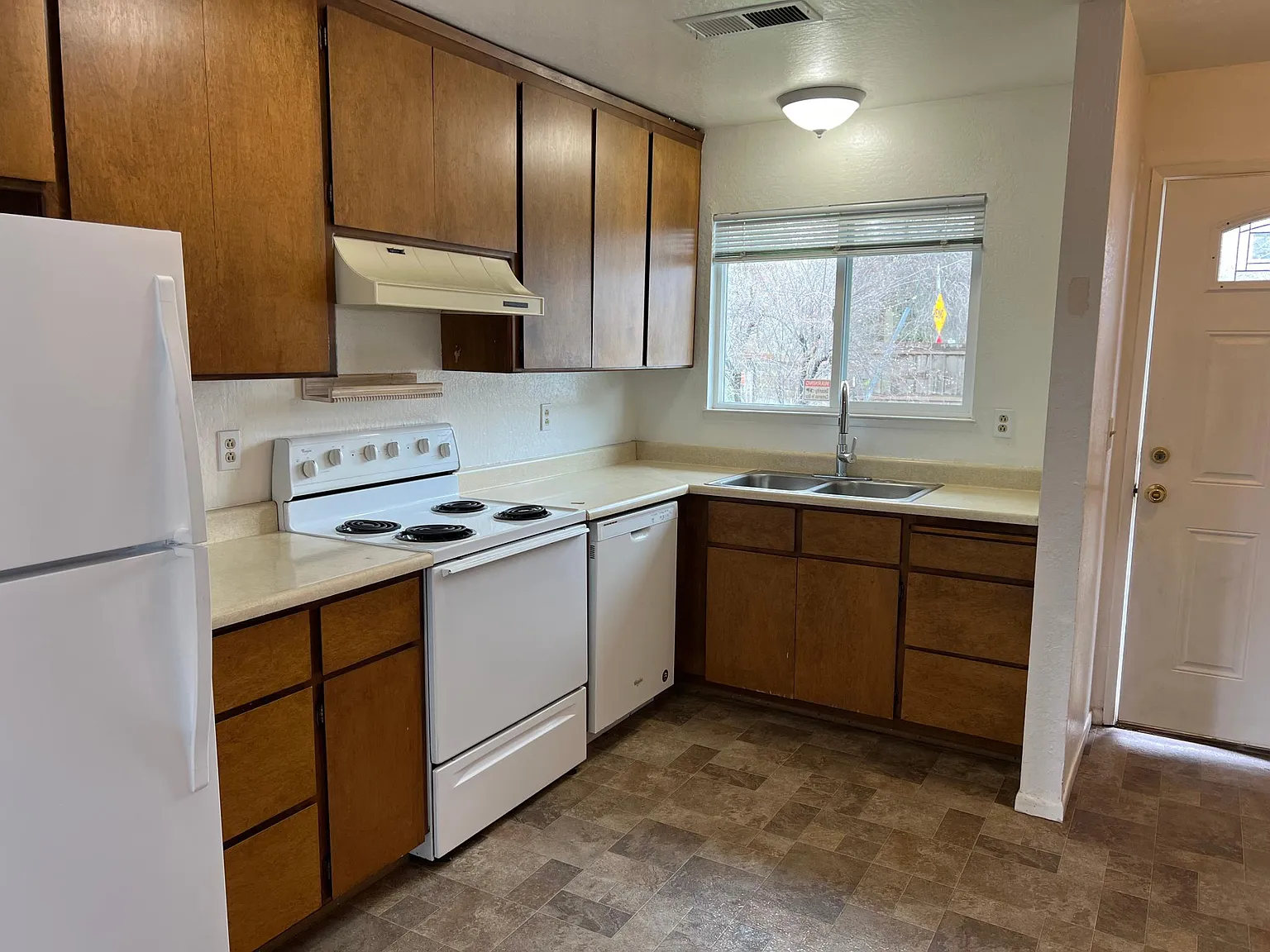 2 bed, 760 sqft, $1,200 — Photo 3