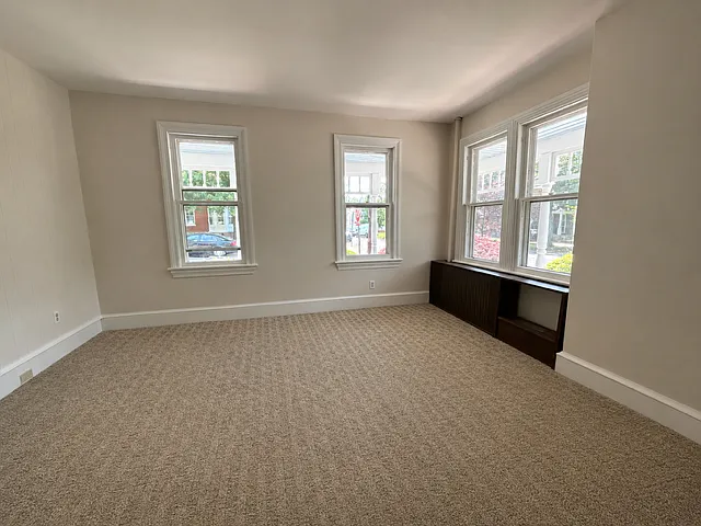 135 W Oakland Ave — Photo 3