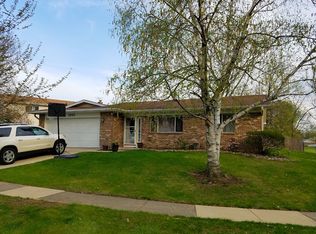 2545 Yellow Star St, Woodridge, IL 60517