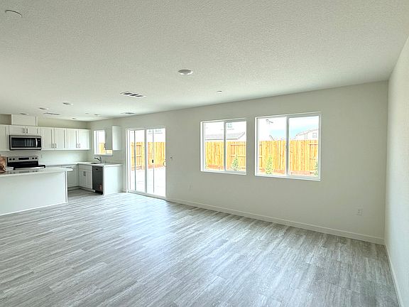 5th image of 541 Foxtail Ct