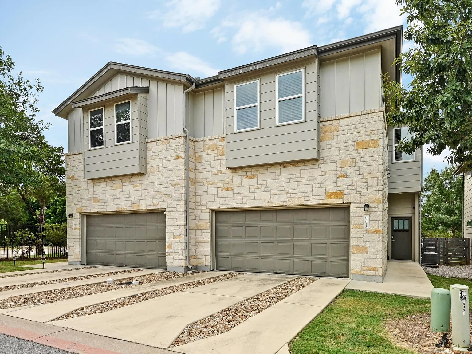 3 bed, 2.5 bath, 2090 sqft, $2,450 — Photo 2