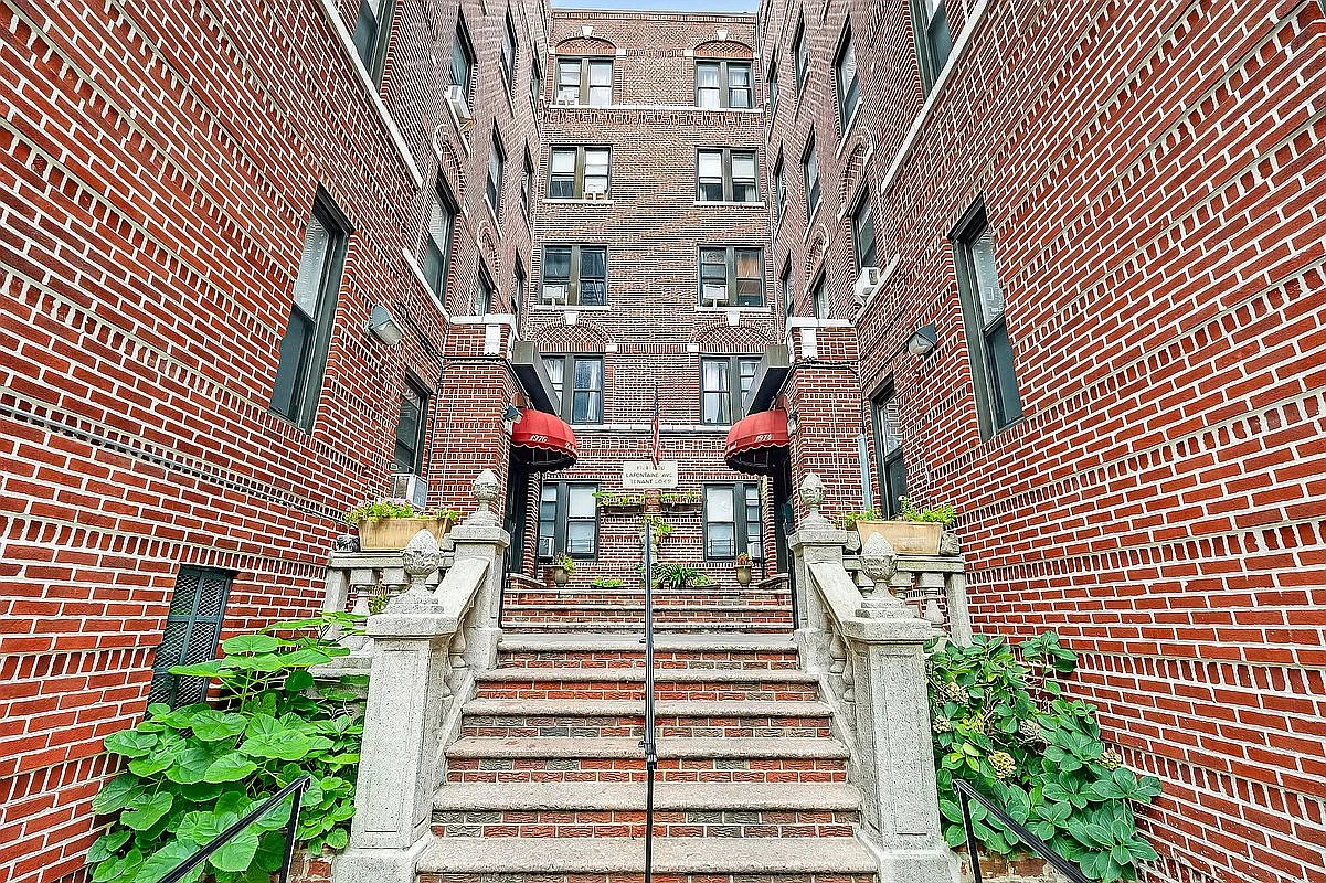 1976 Lafontaine Ave APT 4D photo 1