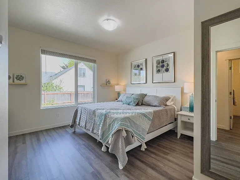 595 Silver Ln — Photo 31