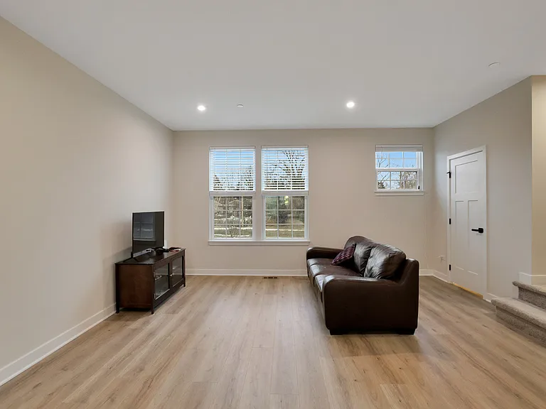 155 Canterbury Way — Photo 14